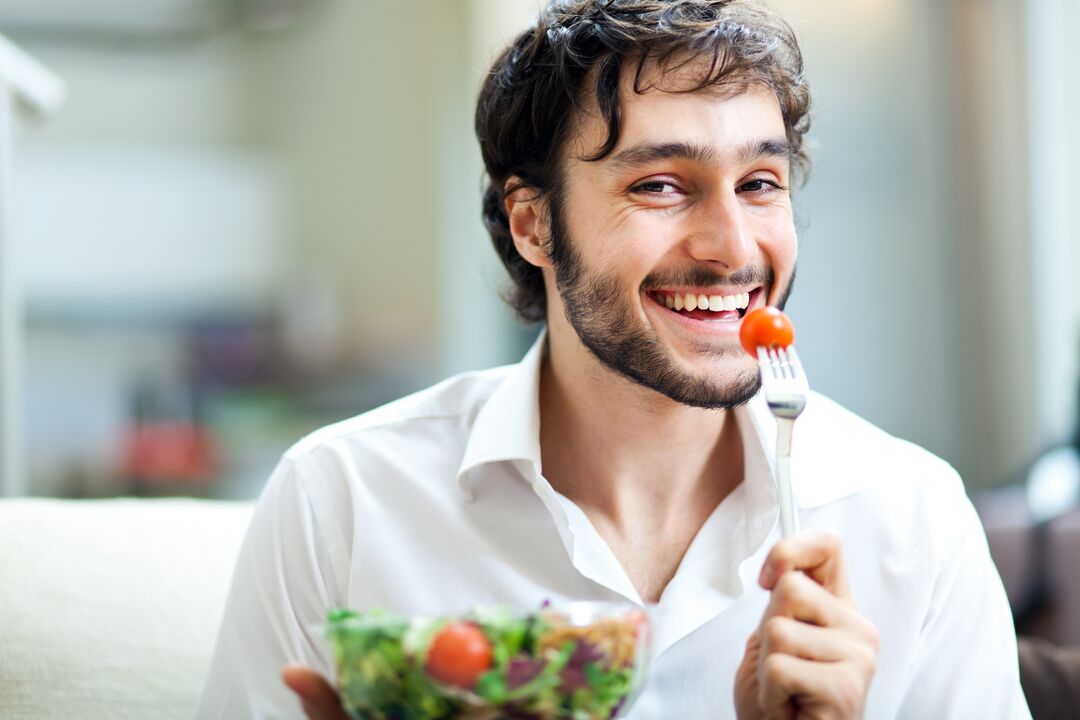 l'homme mange des légumes pour habiliter